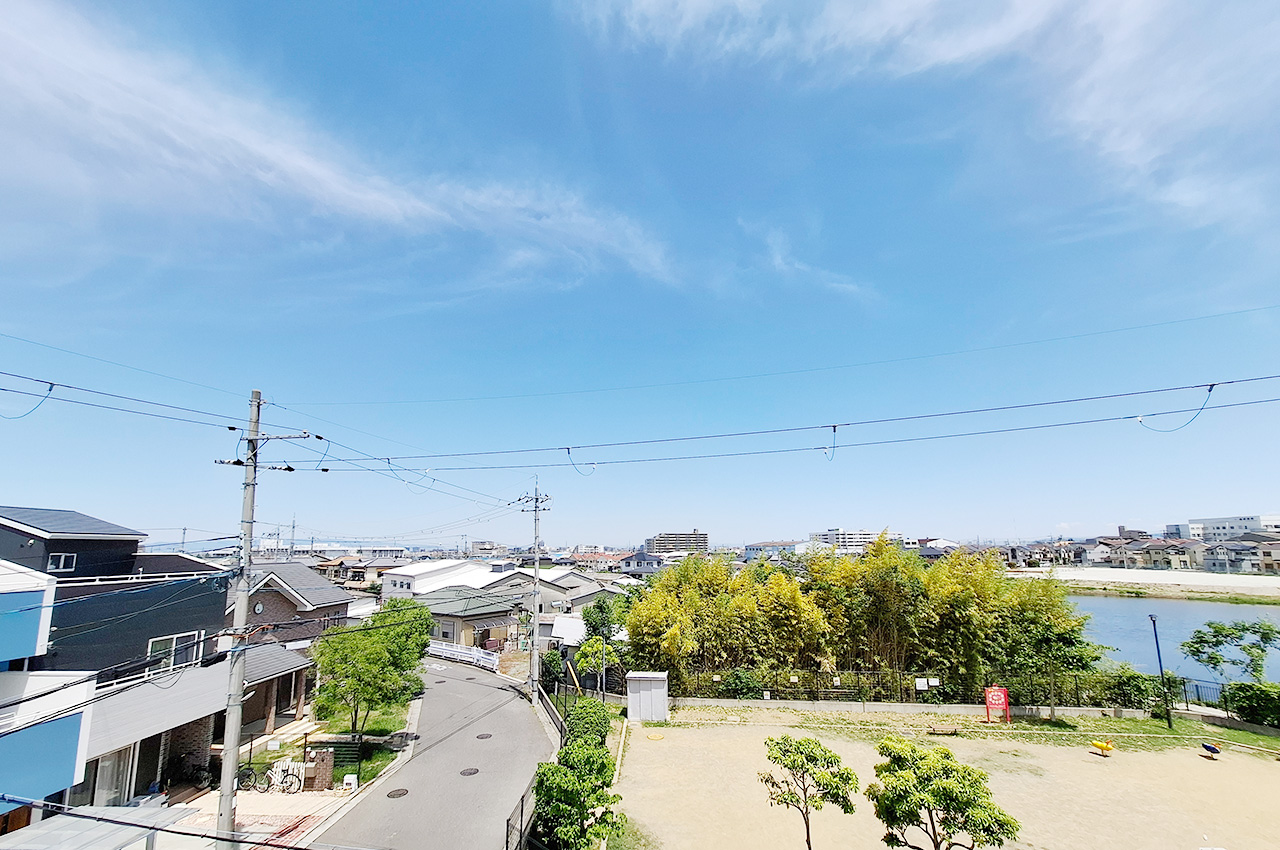 眺望：ルーフバルコニーからは開けた景色を楽しめます。