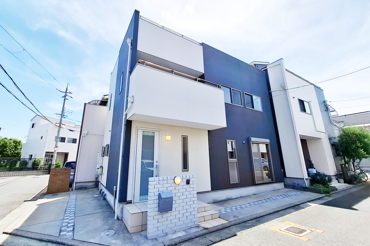 外観：日当たり・通風良好な角地一戸建て。