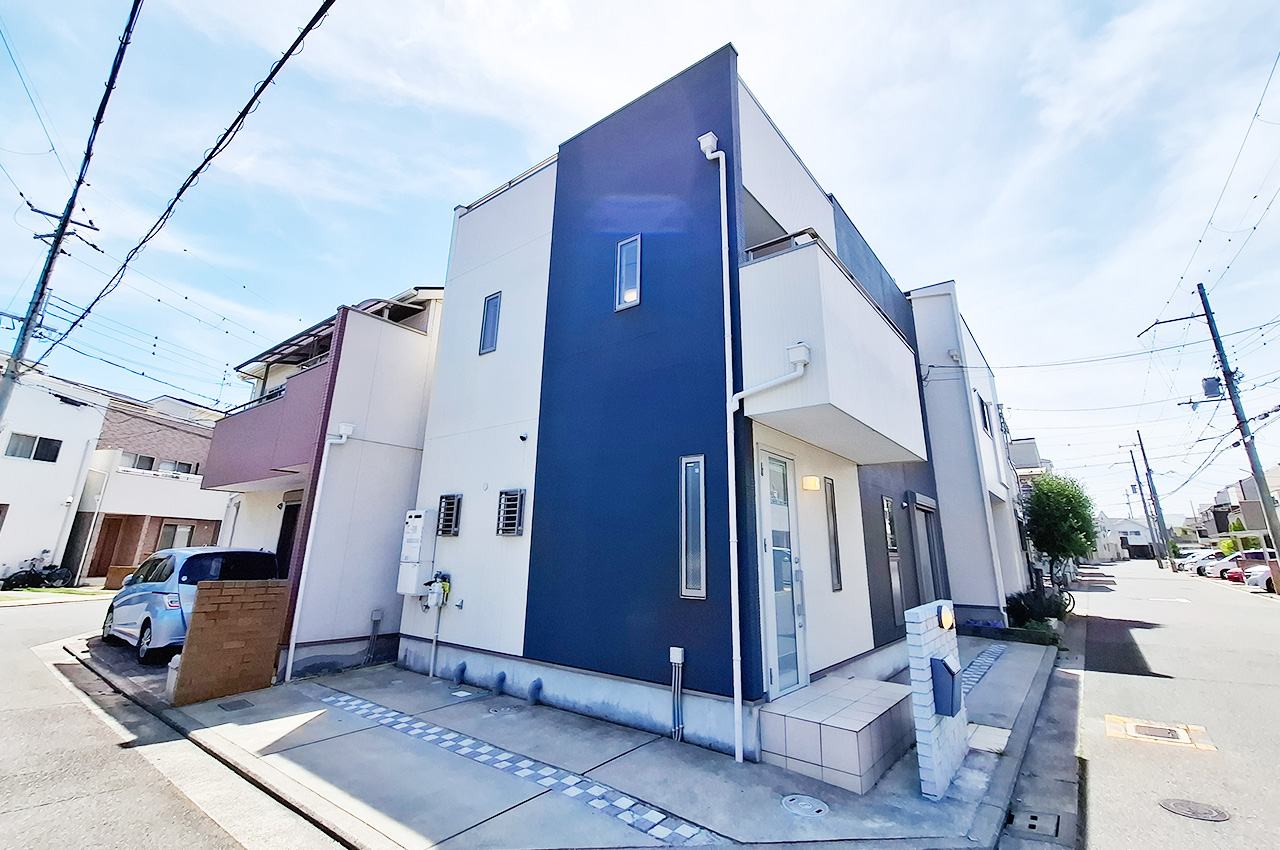 外観：紺の外壁がスタイリッシュな住まいです。
