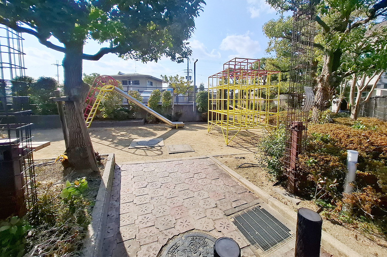 隣接公園
