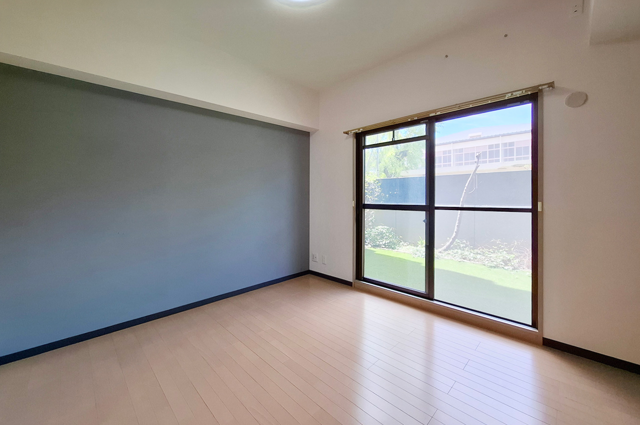 洋室1:専用庭に面しており、窓から光を取り込める洋室です。