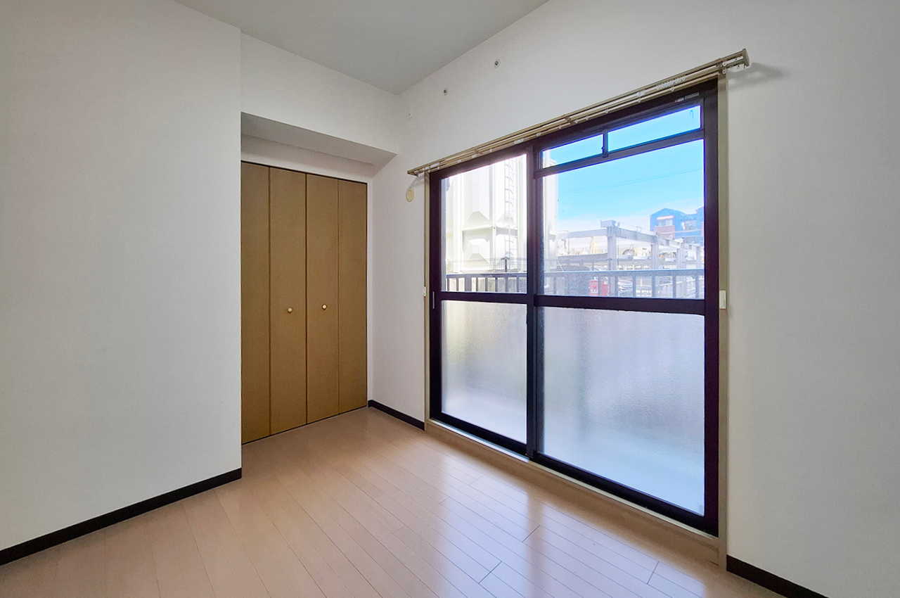 洋室2:廊下から出入りできる独立性のあるお部屋です。