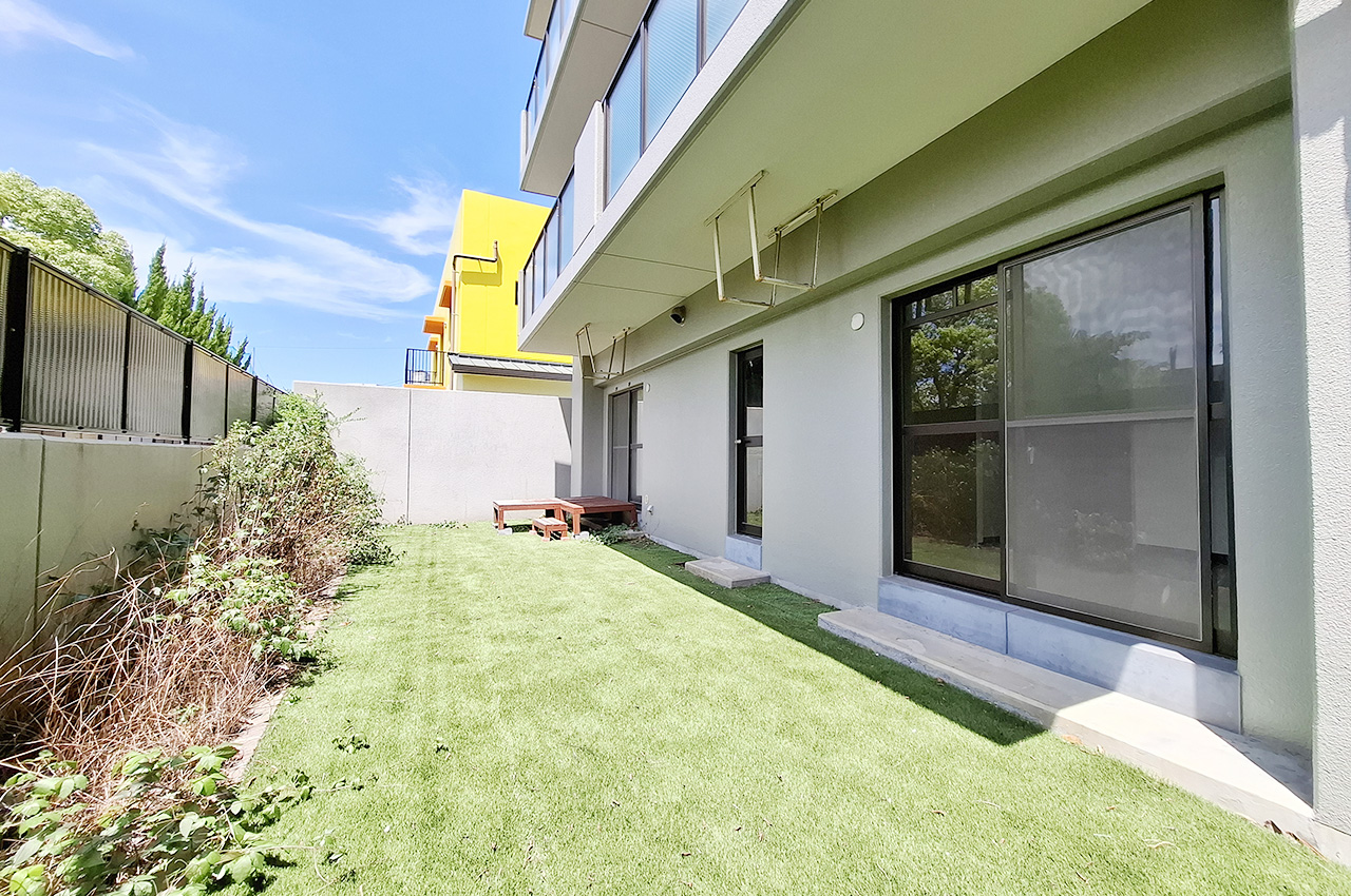 専用庭(人工芝撤去前):LDKや洋室1に面した専用庭付きの住まいです。