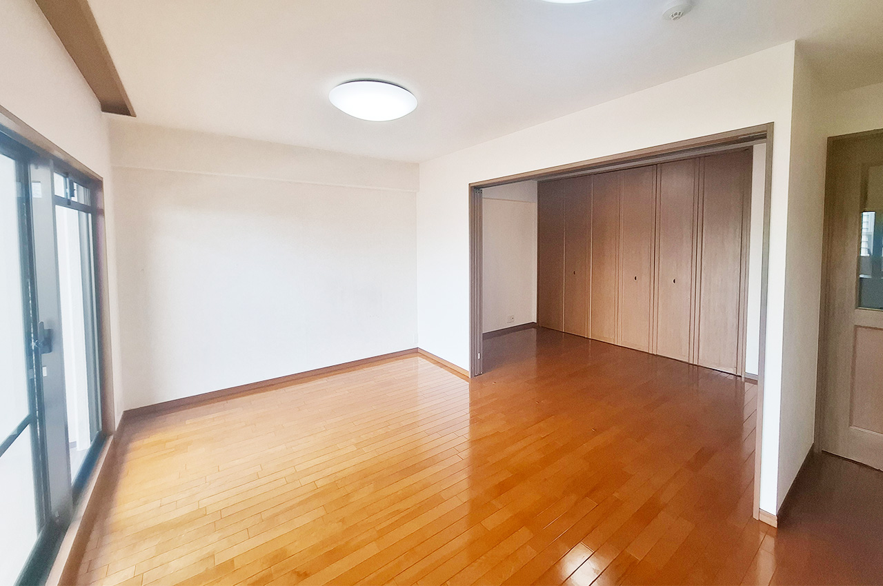 リビングダイニング：隣接した洋室の扉を開ければ一体利用も可能です。