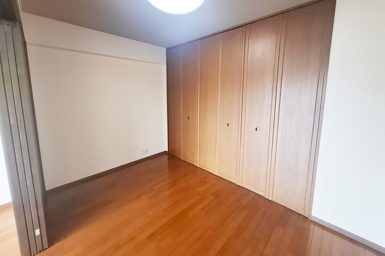 洋室3：入口建具新調、壁・天井クロス貼替え済みです。