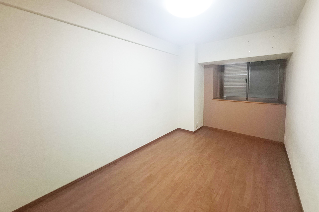 洋室1：床フローリング貼替え、壁一部クロス貼替え済みです。出窓カウンター付きです。