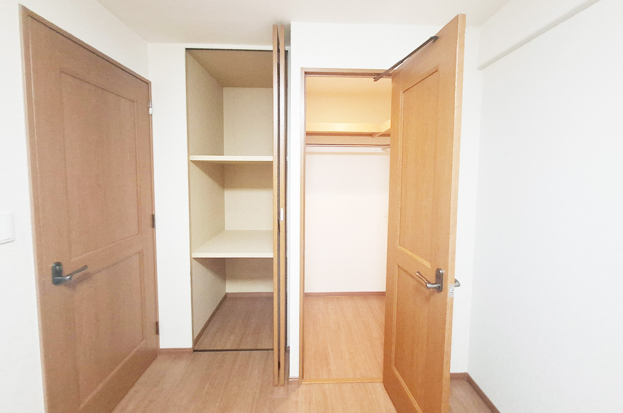 洋室1：WICと物入付きで生活スペースを広く保ちやすいお部屋です。