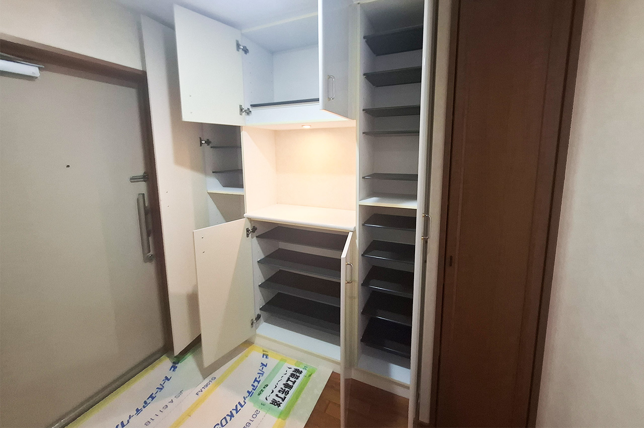 玄関：下駄箱と下駄箱横の収納を使えば整理整頓ラクラク。