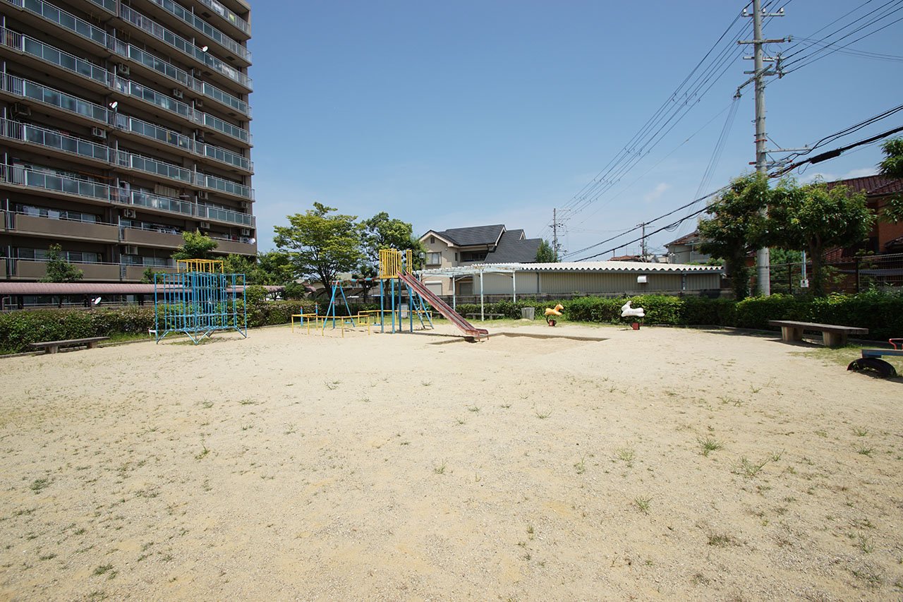隣接公園