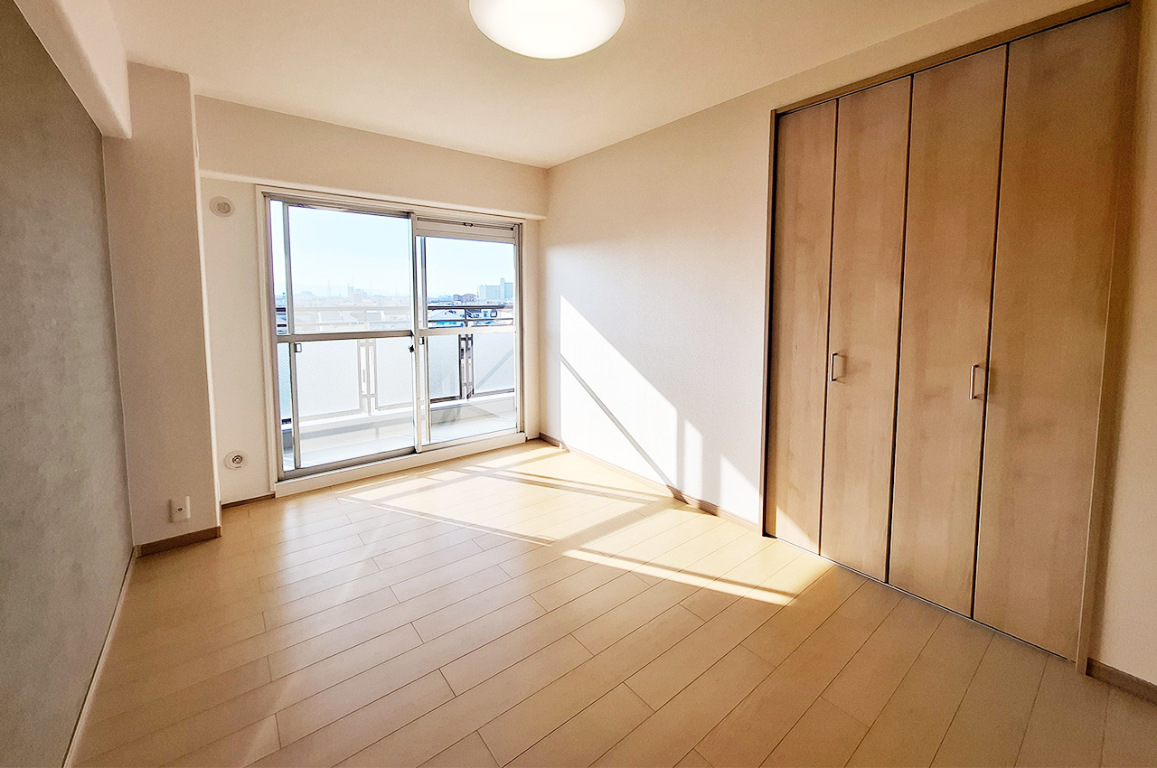 洋室2:南向きバルコニーに面した明るいお部屋です。