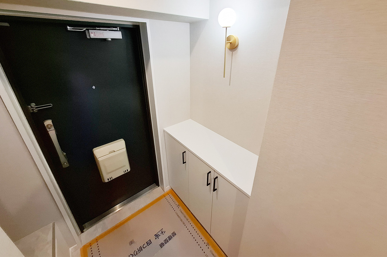 玄関：収納スペースがあり整理整頓しやすい設計です。