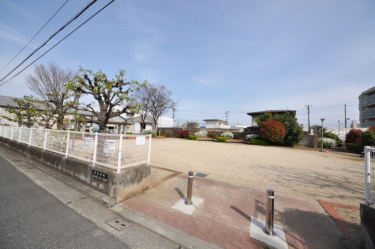 隣接公園（大浜中町まつむしぞう公園）