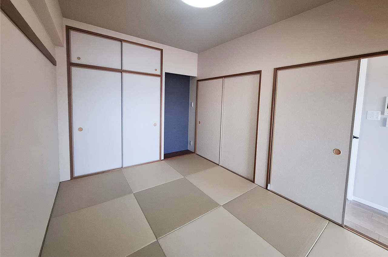 和室:半帖畳新調、クロスと襖を貼替え済み。