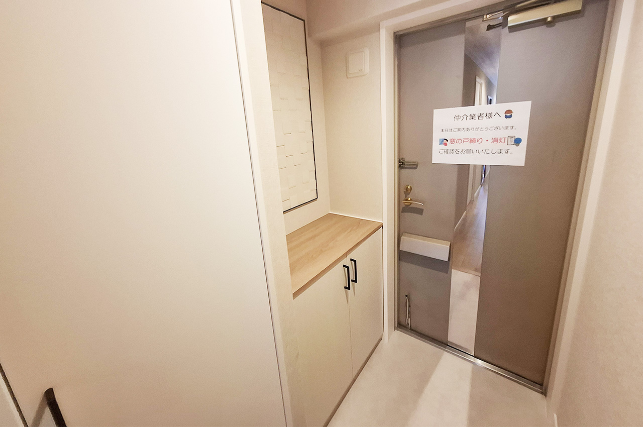 玄関:下駄箱と物入を新調済み。