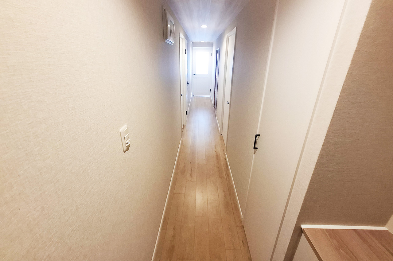 廊下:クロスとフローリングを貼替え済み。