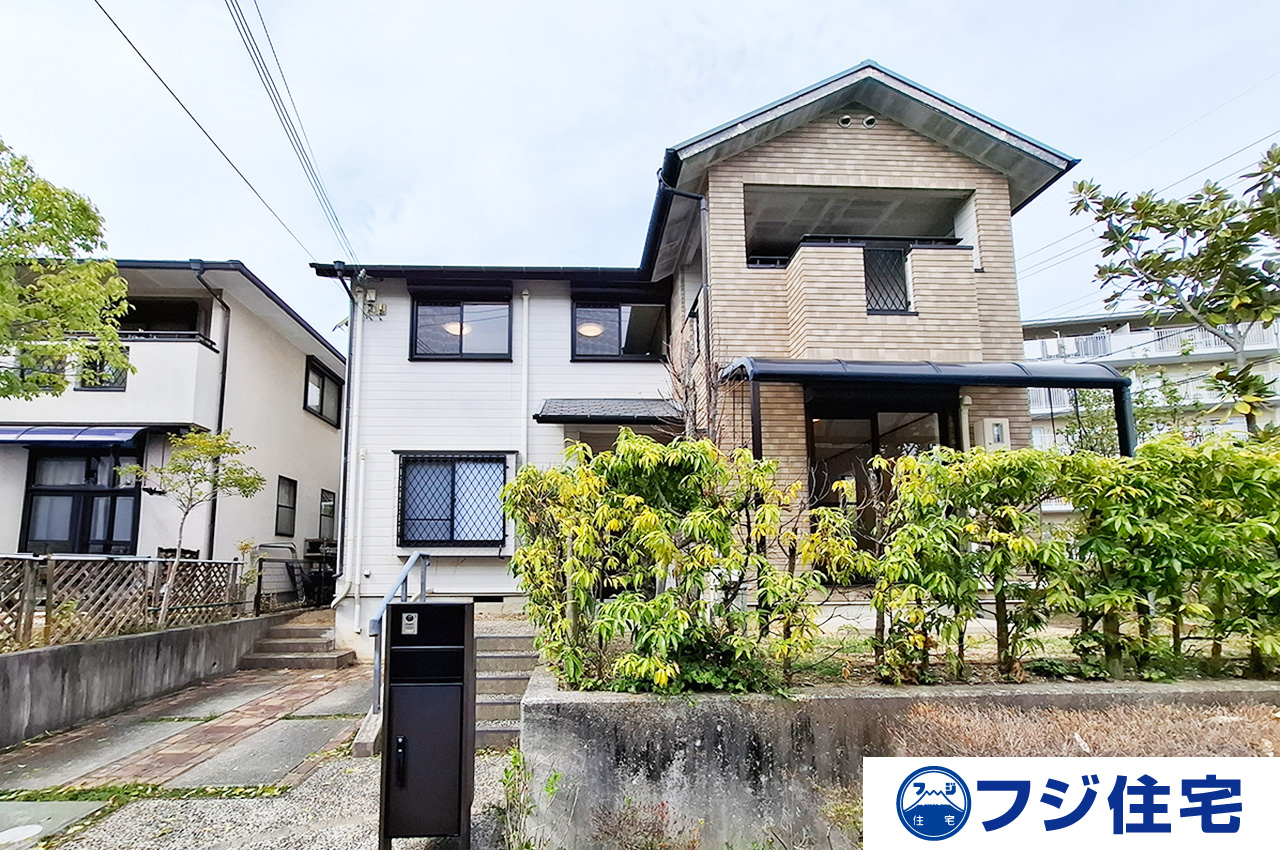 外観:角地に建つリフォーム済み4LDK一戸建て。