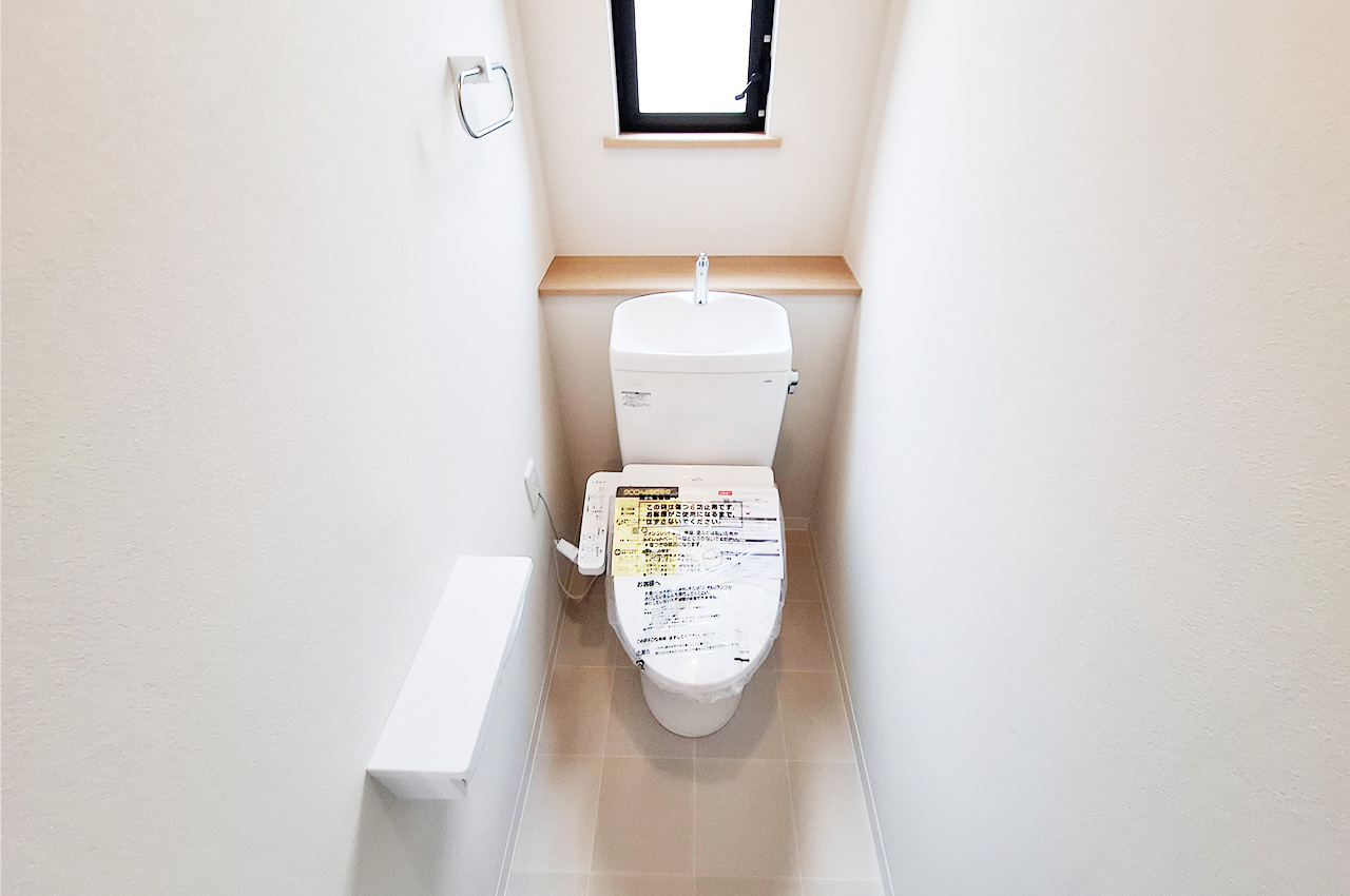 2階トイレ:便器・温水洗浄便座を新調済み。1・2階両方にトイレがあり朝の時間帯に便利です。