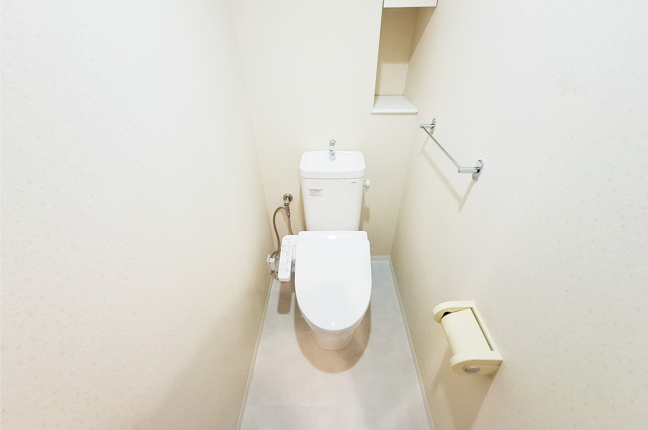 トイレ：TOTOの便器・温水洗浄便座を新調済み。クロスや床のクッションフロアも貼替えました。