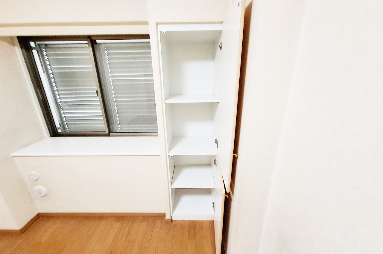 洋室1：出窓カウンターには好みのインテリアを飾るなど自分らしく楽しめます。整理整頓に便利な物入付き。