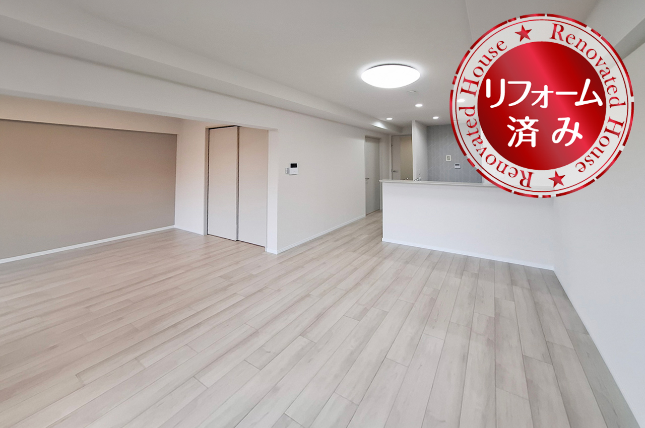 LDK:和室を取り込み、約15.5帖のLDKへリフォーム。家族でくつろぎやすい空間に。