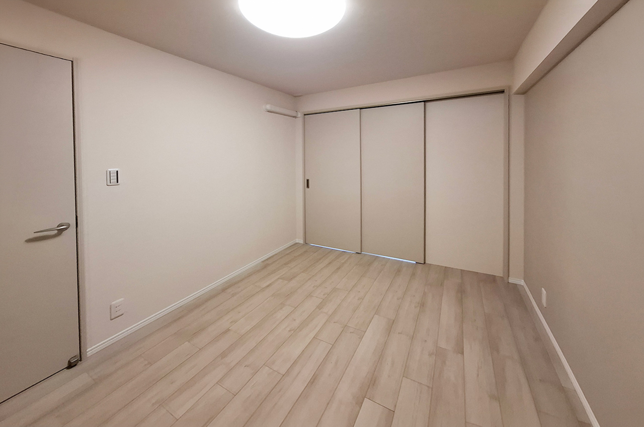 洋室2:約6帖のお部屋。LDKと続間になっており、くつろぎスペースとしても活用できます。