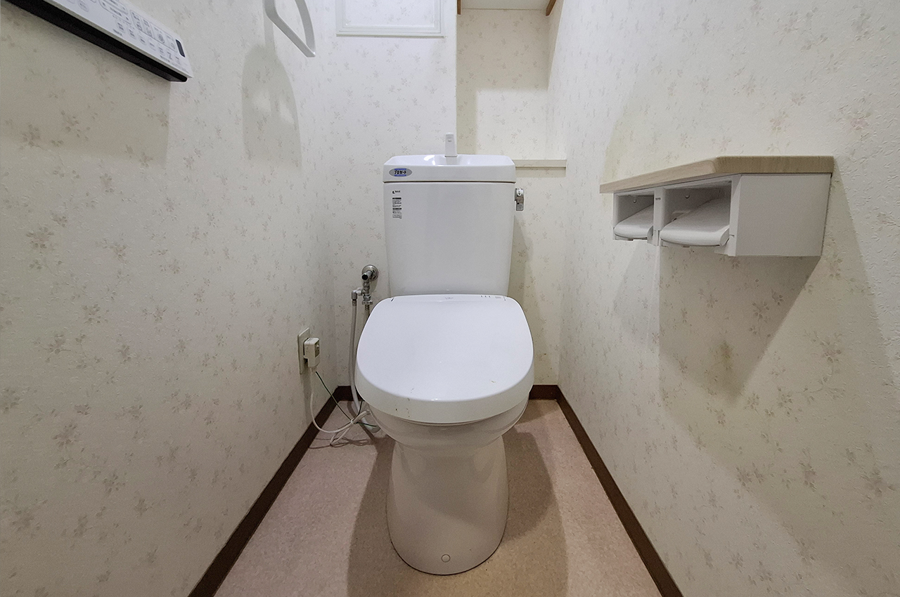 トイレ：トイレットペーパーなどを置きやすい棚付き。