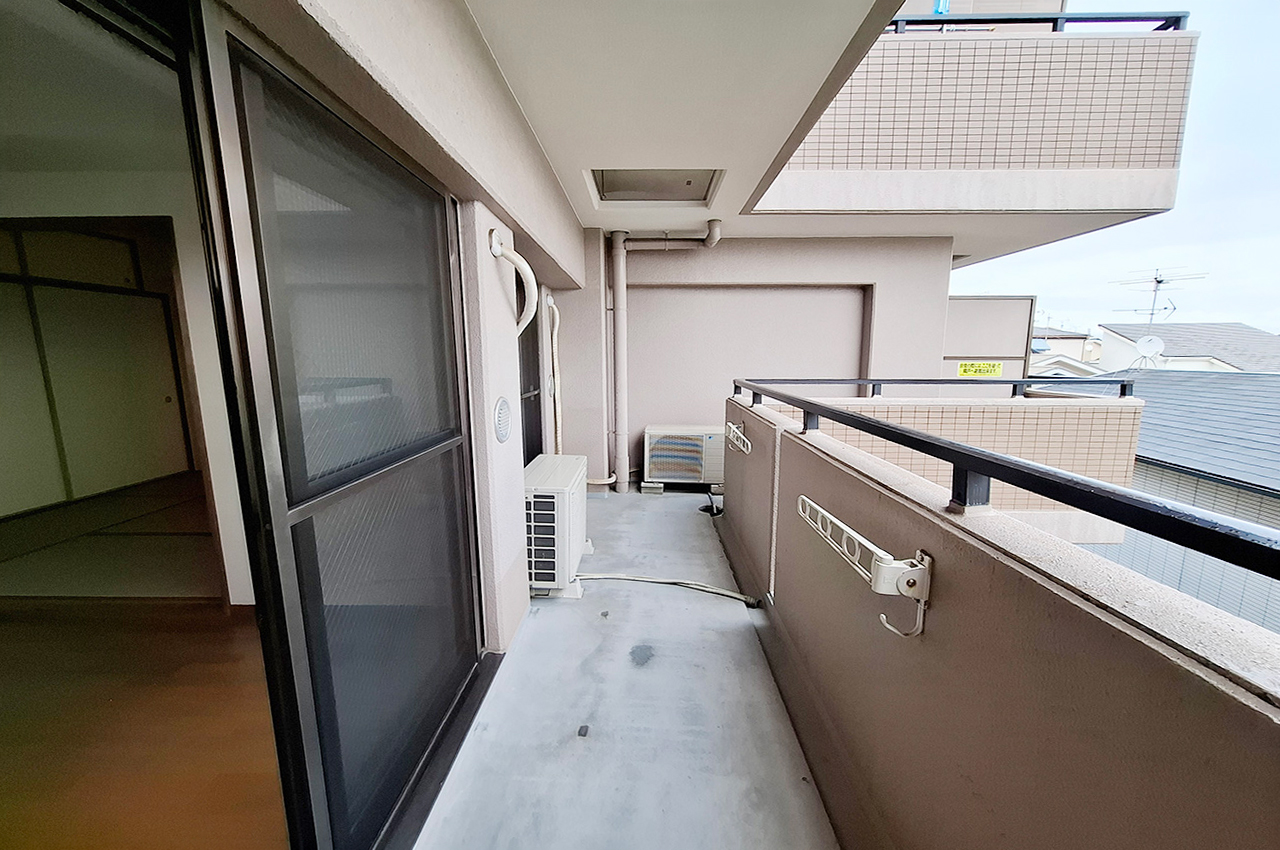 バルコニー：東向きのバルコニーは、朝の光を取り込みやすい空間です。