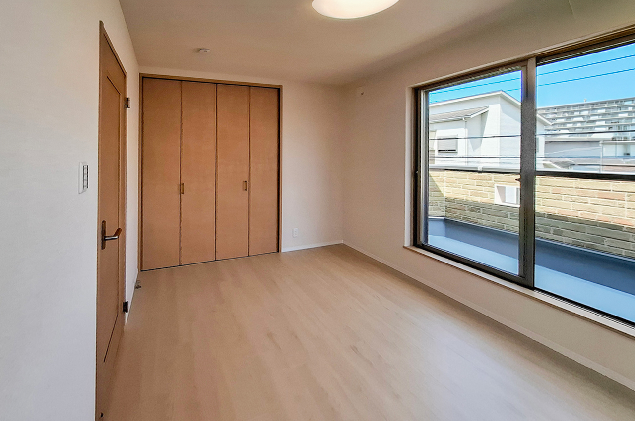 洋室1：約6帖のお部屋。バルコニーへ出入りでき、主寝室としても使いやすい空間です。