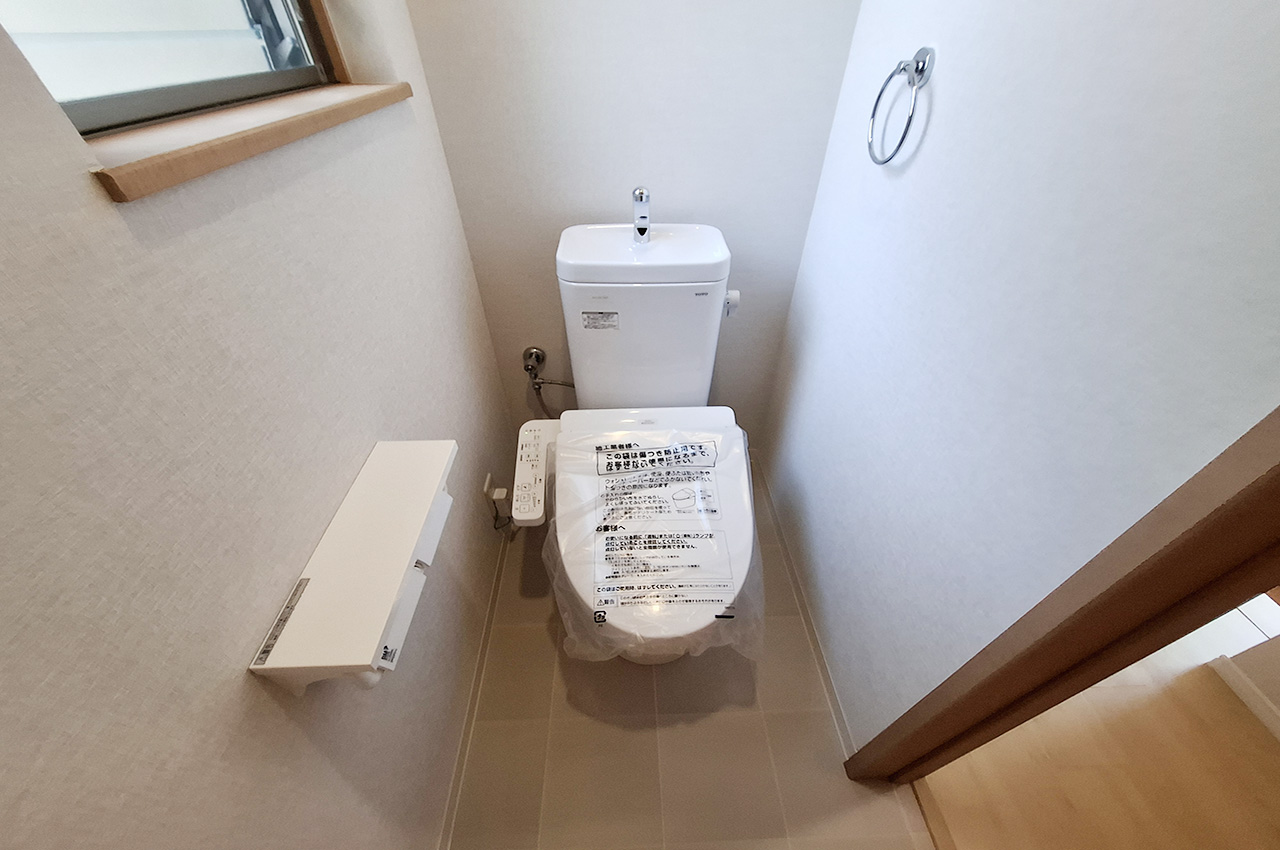 2Fトイレ：TOTO製の便器・温水洗浄便座を新調済み。2階にもトイレがあり、忙しい朝も便利です。