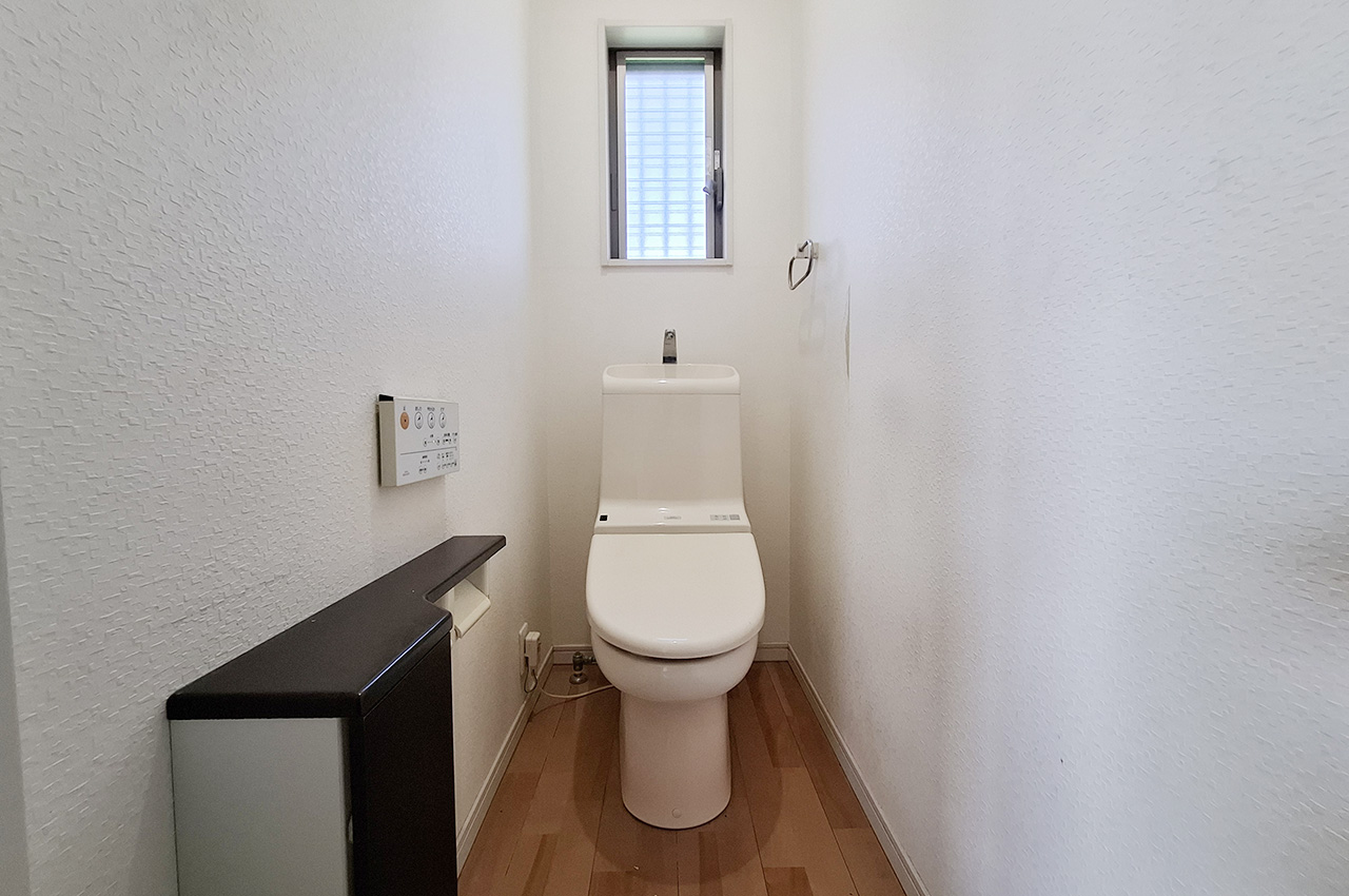 トイレ:トイレットペーパーなどを置きやすい棚付き。