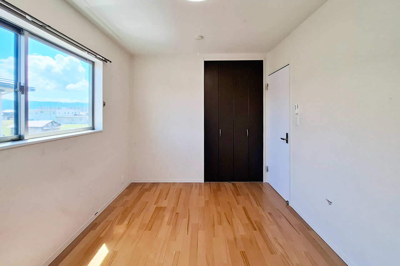 洋室3:窓付きで換気がしやすいお部屋です。