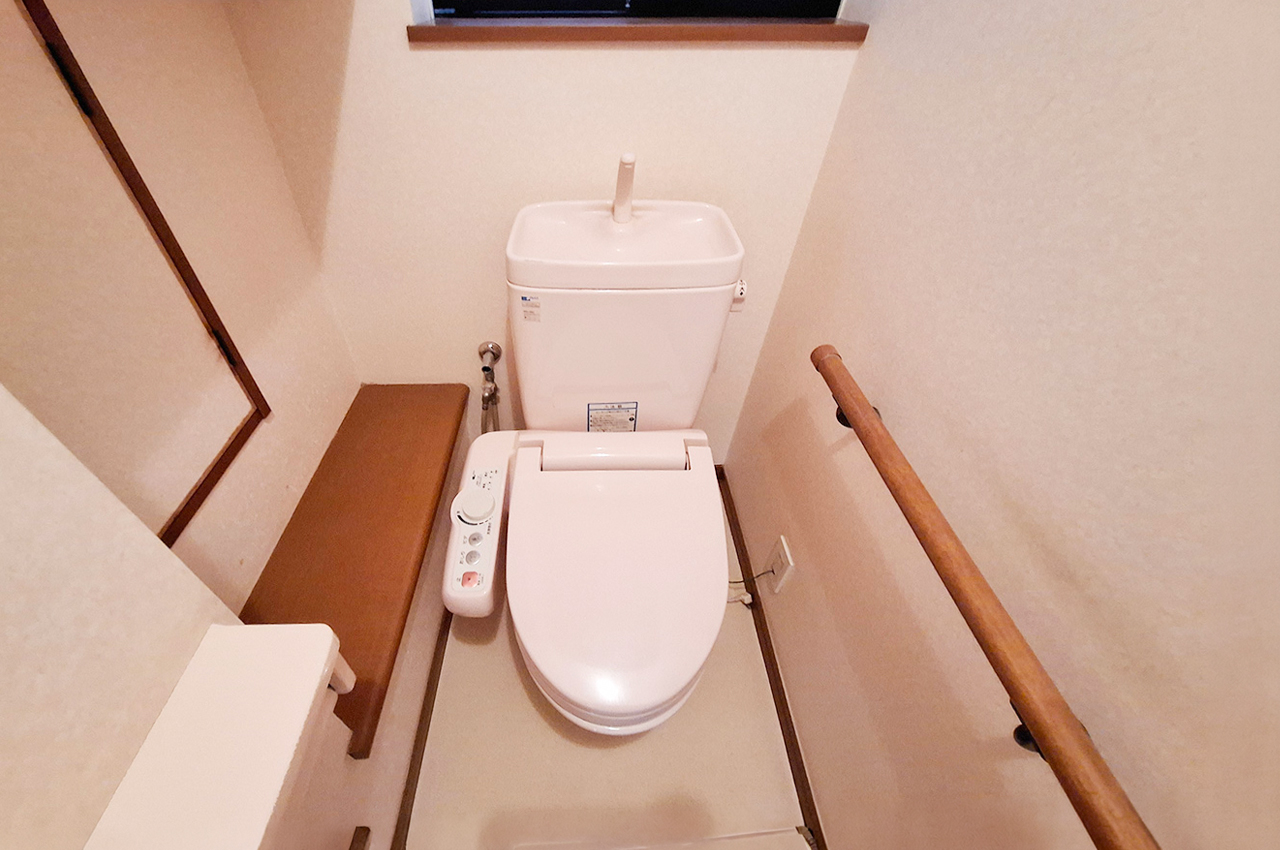 1Fトイレ：トイレットペーパーなどを置きやすい棚付き。