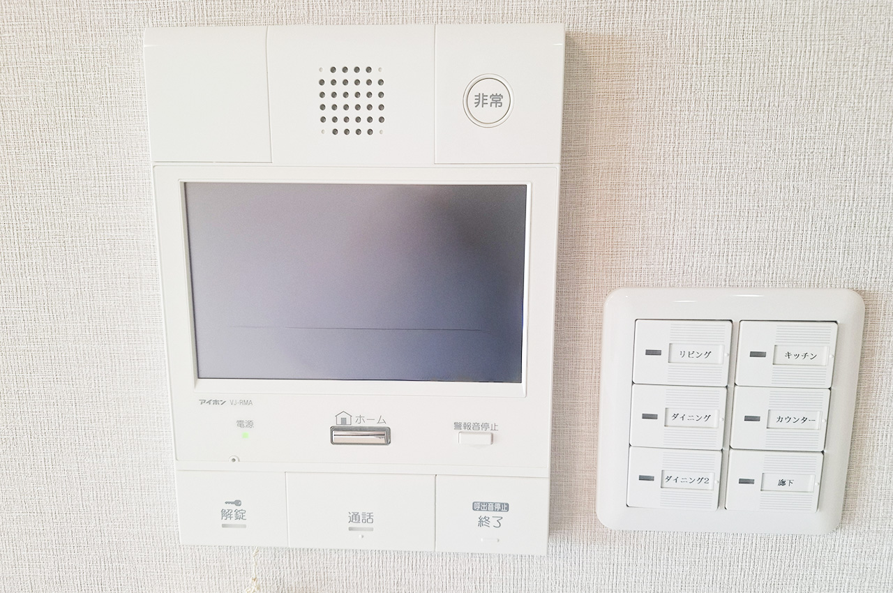 モニター付きインターホン：来客時も安心の設備です。