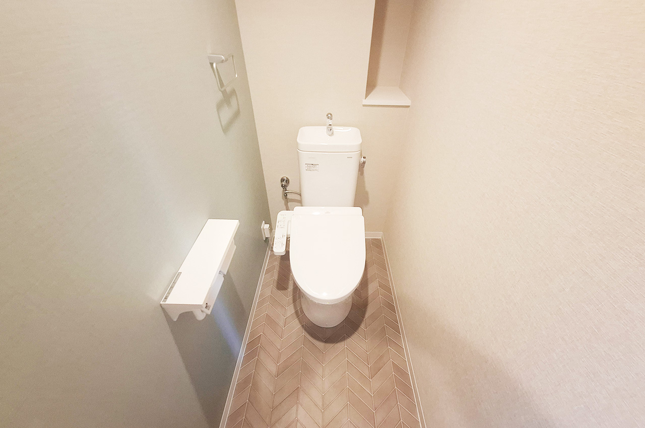 トイレ：LIXILの便器・温水洗浄便座を新調済み。毎日使う場所もピカピカにしました。