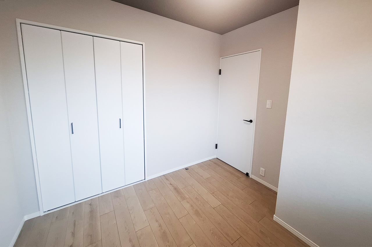 洋室1：約4.4帖のお部屋はテレワーク部屋や趣味部屋にぴったり。