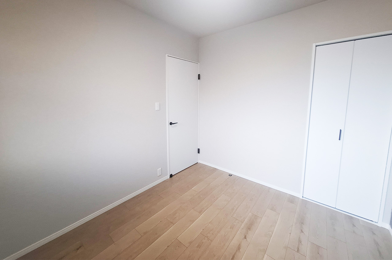 洋室2：約5帖のお部屋は子供部屋など多用途に活用できます。
