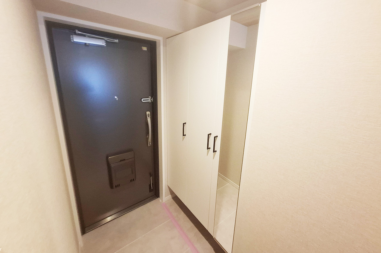 玄関：姿見付きの下駄箱を新調済み。お出かけ前の身だしなみチェックに便利。