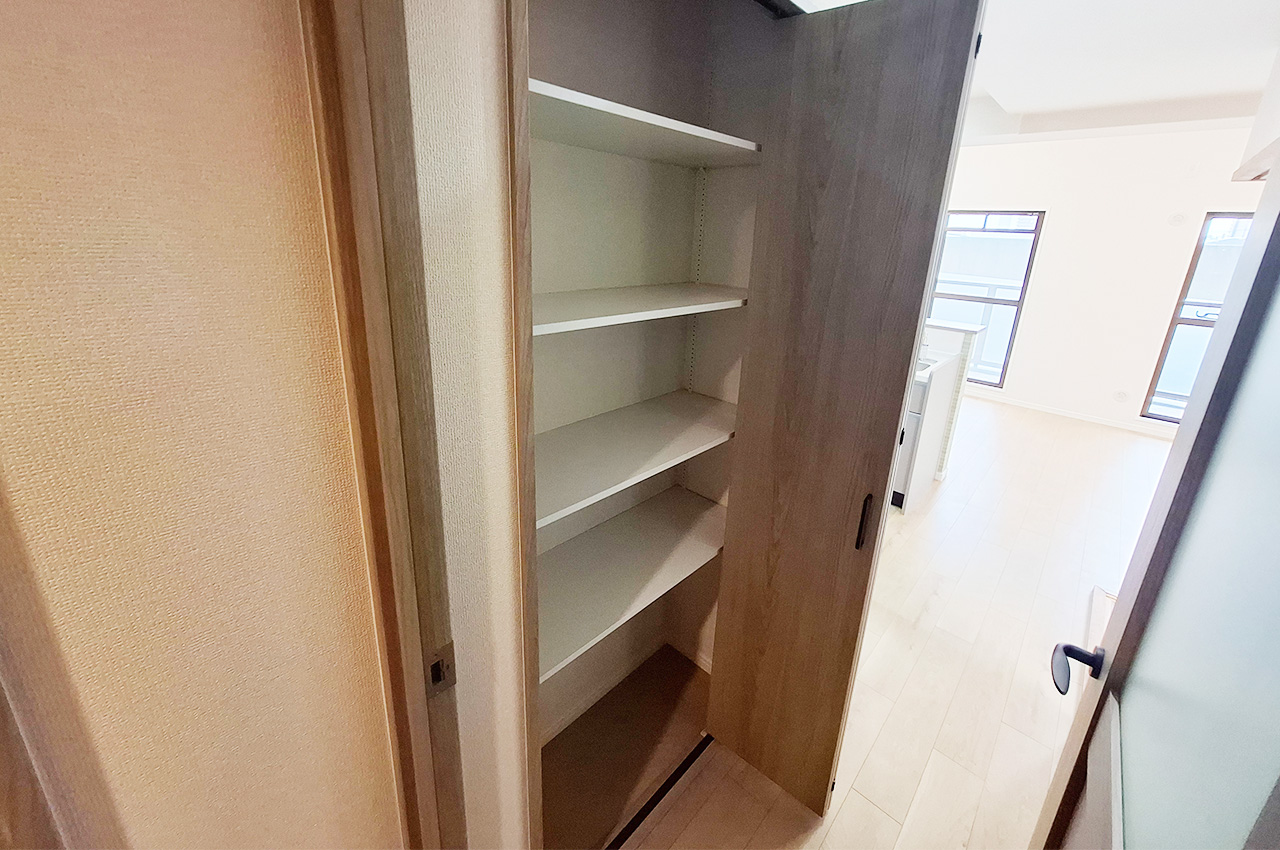 LDK入口物入：日用品の収納に便利です。
