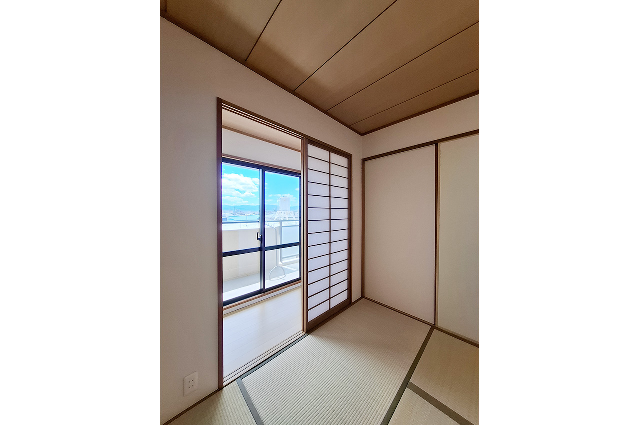 和室広縁：バルコニーへつながる広縁付き。室内にゆとりを感じられる空間です。