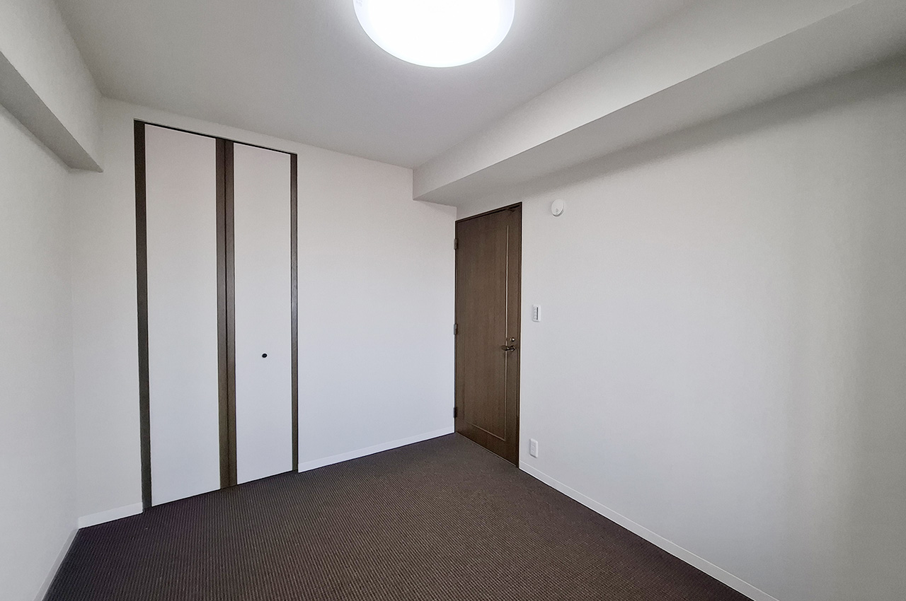 洋室1：約5.7帖のお部屋。収納付きで寝室としても使いやすい空間です。
