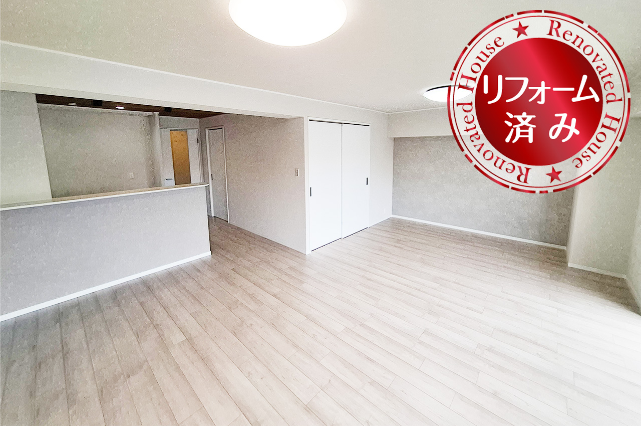 LDK（実際の写真）：和室を取り込み約22帖の広々LDKへ一新。フローリングやクロスを貼替え済み。
