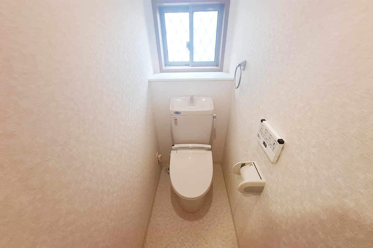 1階トイレ：換気のしやすい窓付き。トイレは2階にもあります。