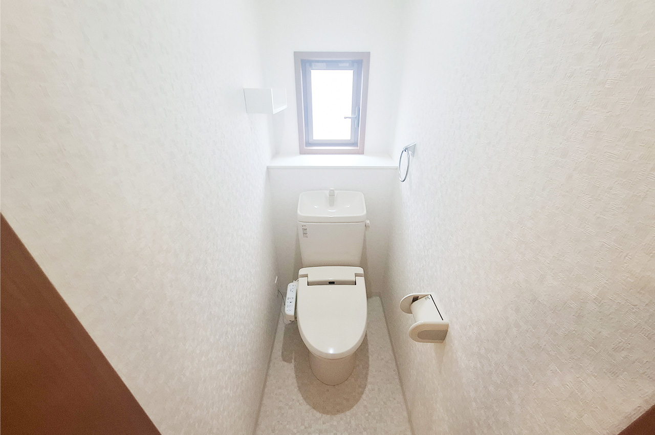 2階トイレ：窓付きで換気のしやすいトイレです。1階にもトイレがあります。