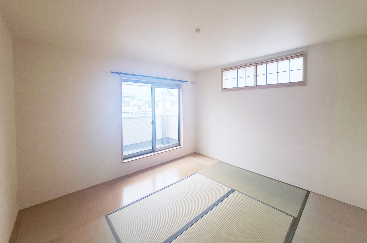 和室2：バルコニーへの出入りが可能な6帖の和室です。