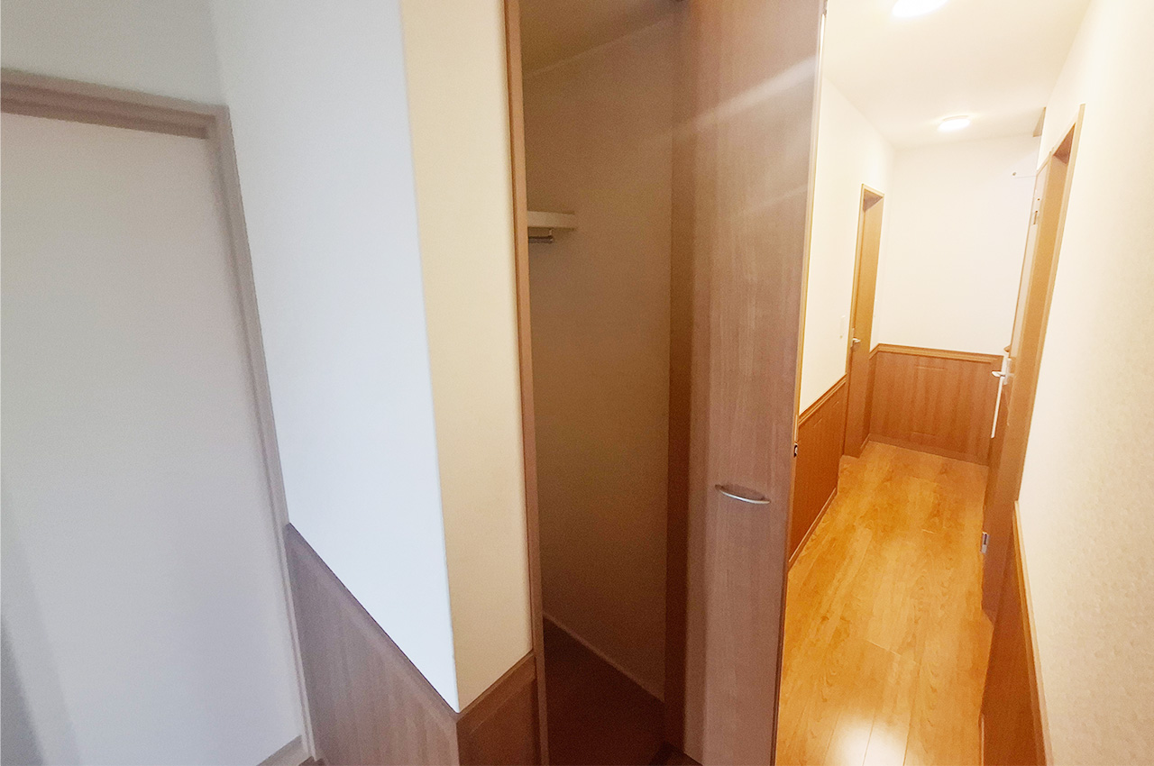 1階廊下収納：小物の収納に役立つ1階廊下の収納です。