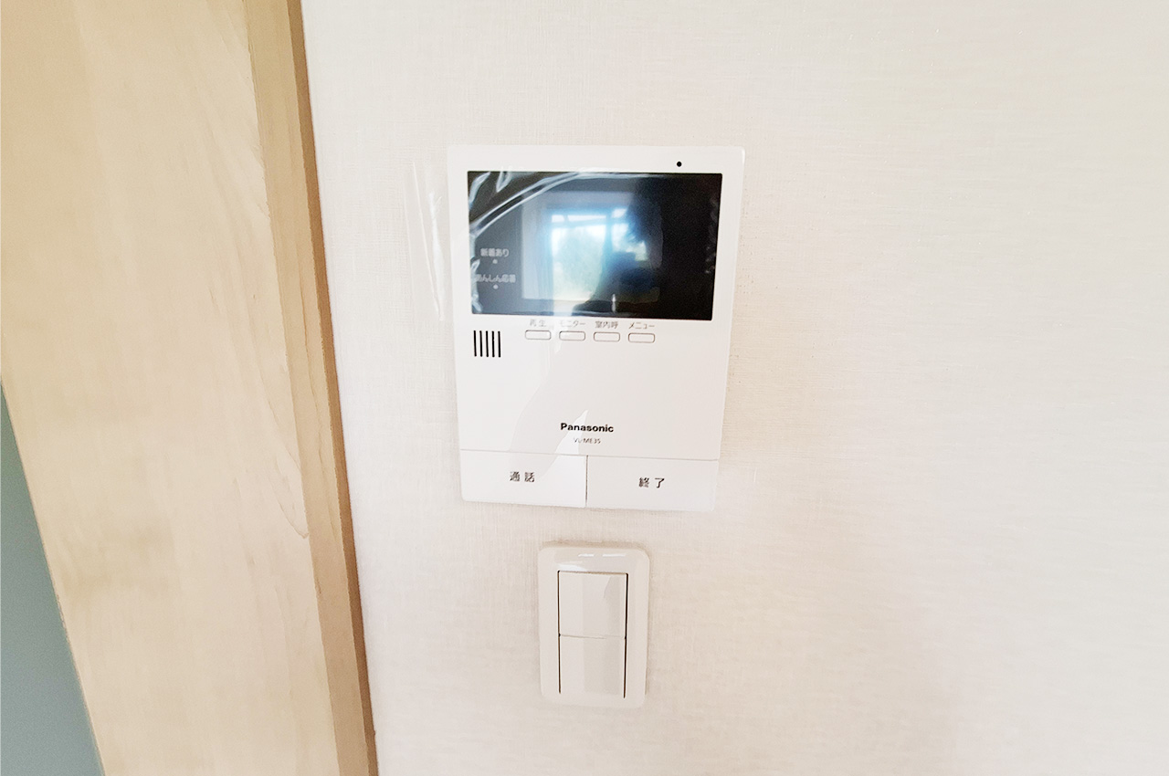 モニター付きインターホン：新調済み。来客時も安心の設備です。