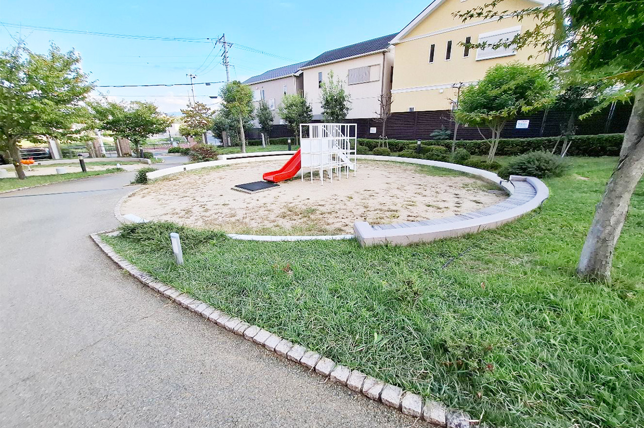 隣接公園