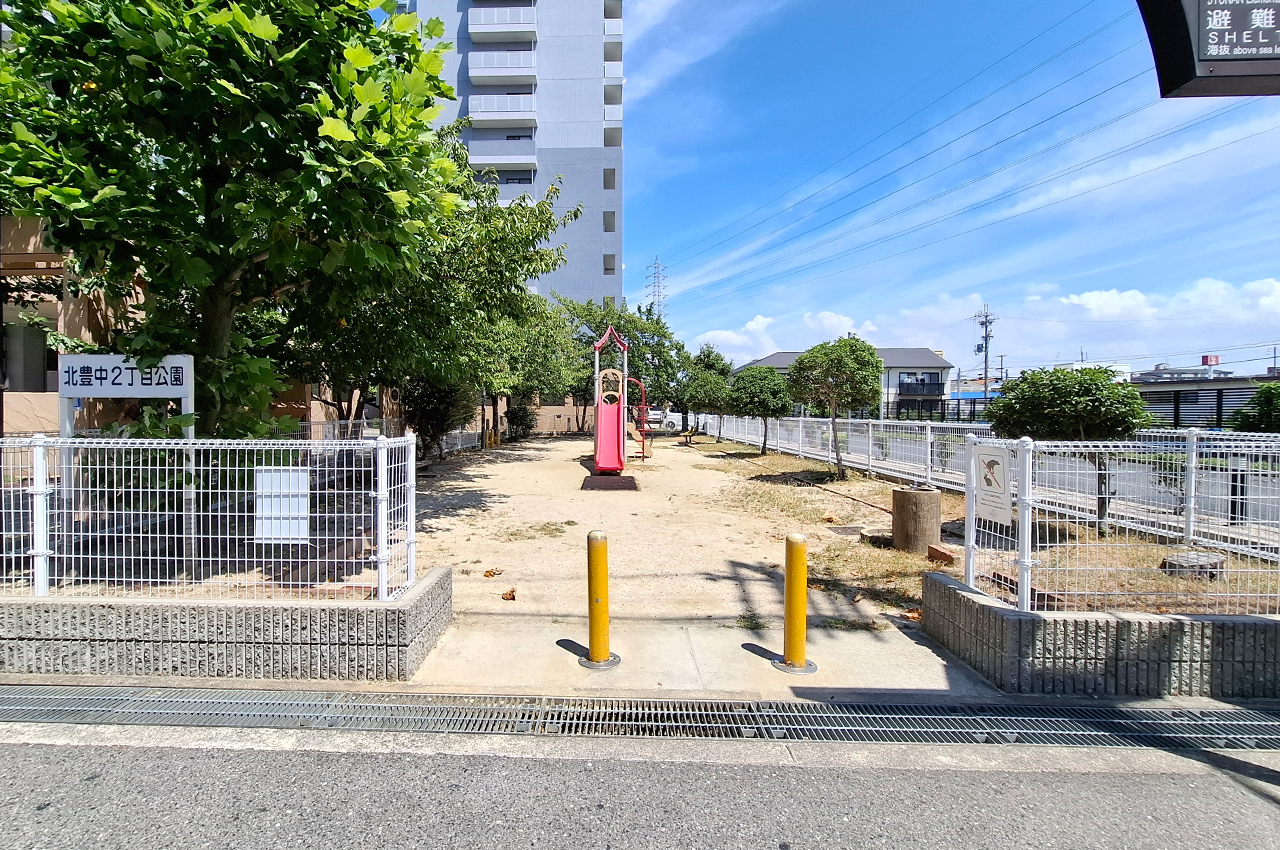 隣接公園