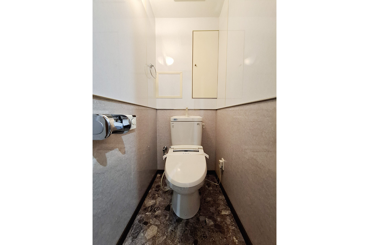 トイレ：トイレットペーパーなどを置きやすい棚付き。