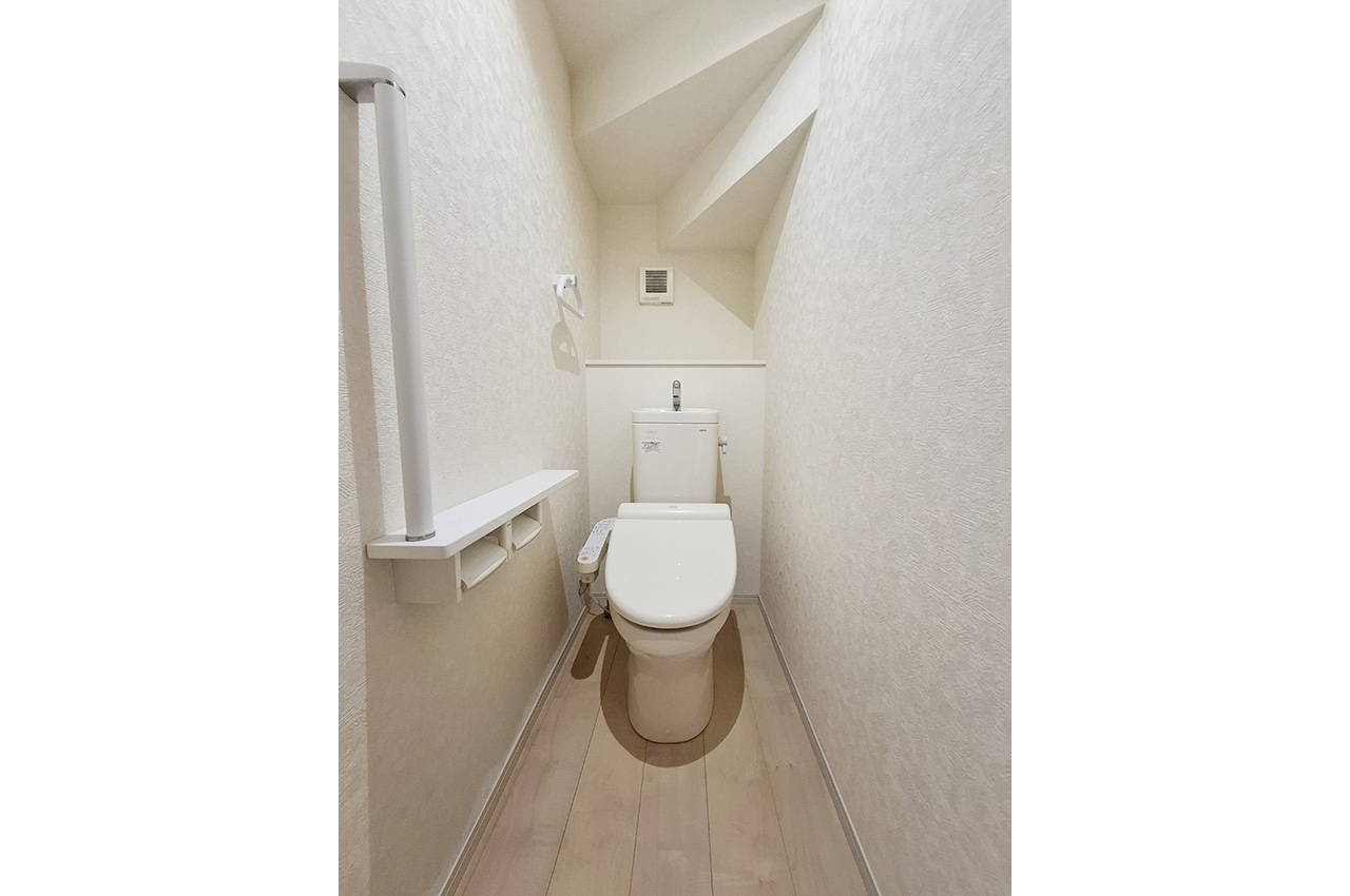 1Fトイレ：トイレットペーパーなどを置きやすいカウンター付き。
